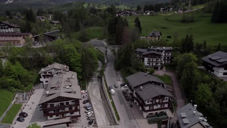 Hermoso-Pueblo-Alpino-Italiano-Cortina-D&#39;ampezzo,-Revelación-Aérea