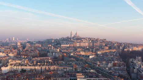 Dächer-Von-Paris-Luftsonnenuntergang-Mit-Der-Basilika-Des-Heiligen-Herzens-Verschmutzung