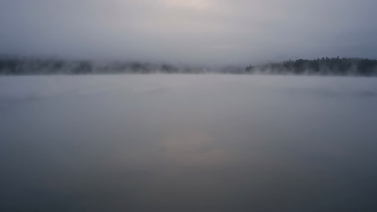 호수 위 의 안개 가 가득 한 아침
