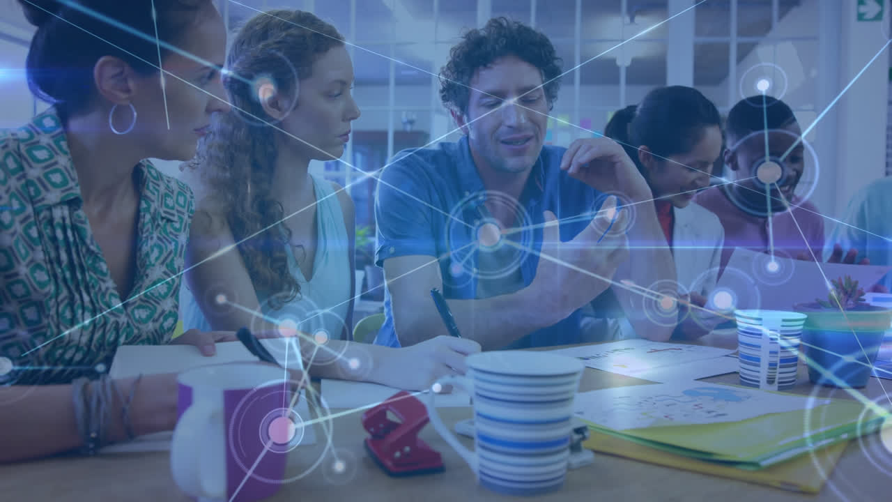 animación de la red de conexiones a través de diversas personas de negocios que se reúnen en la oficina