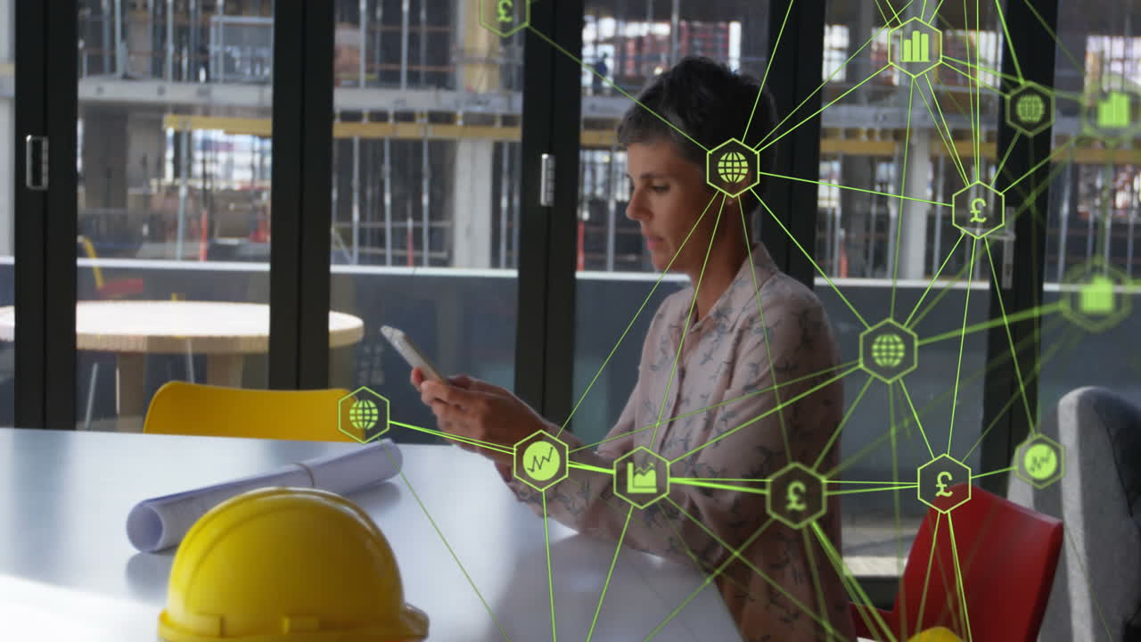 animación de una red de iconos digitales sobre una mujer usando un teléfono inteligente