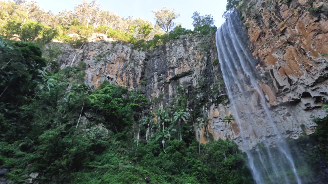 una cascada que cae en cascada por un acantilado rocoso