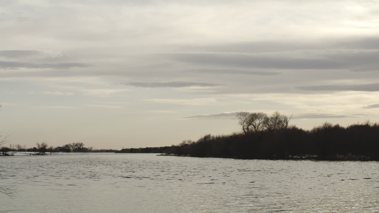 강 위의 조용하고 고요한 일몰, 헨리의 포크, 아이다호 - 패닝 샷
