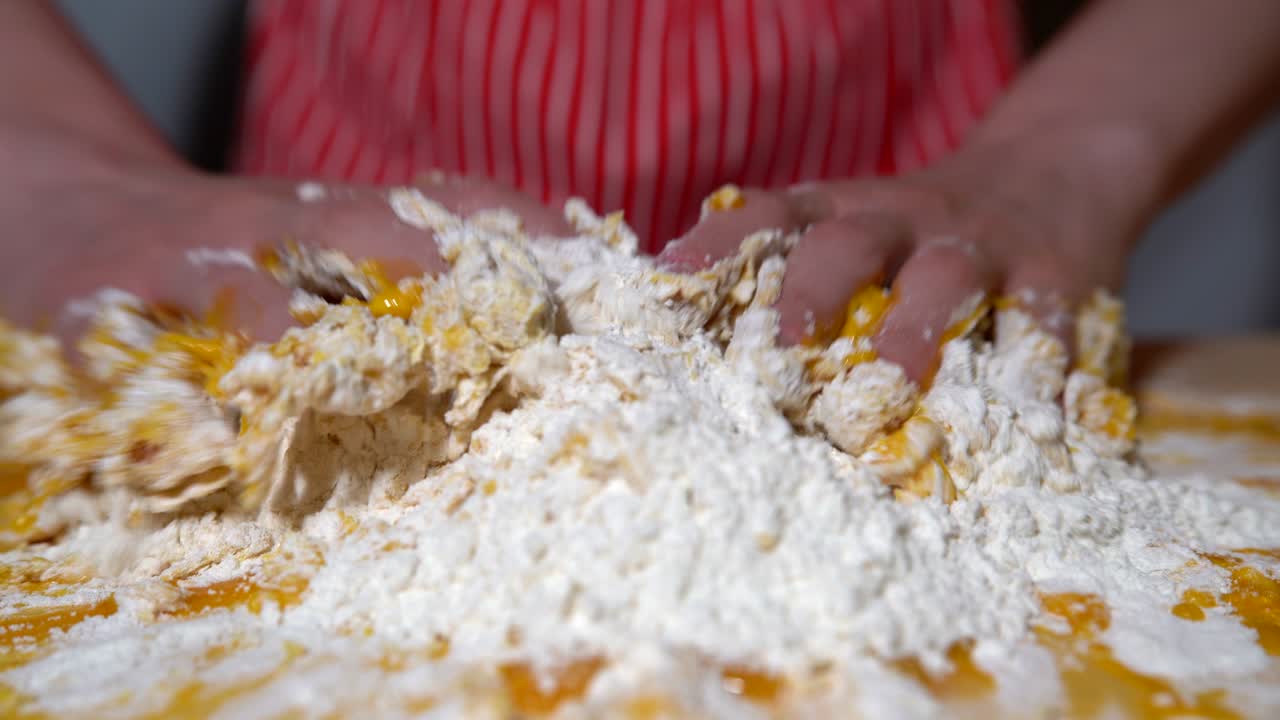 요리사 손으로 전문적으로 밀가루 가루와 은 노른자와 색을 는