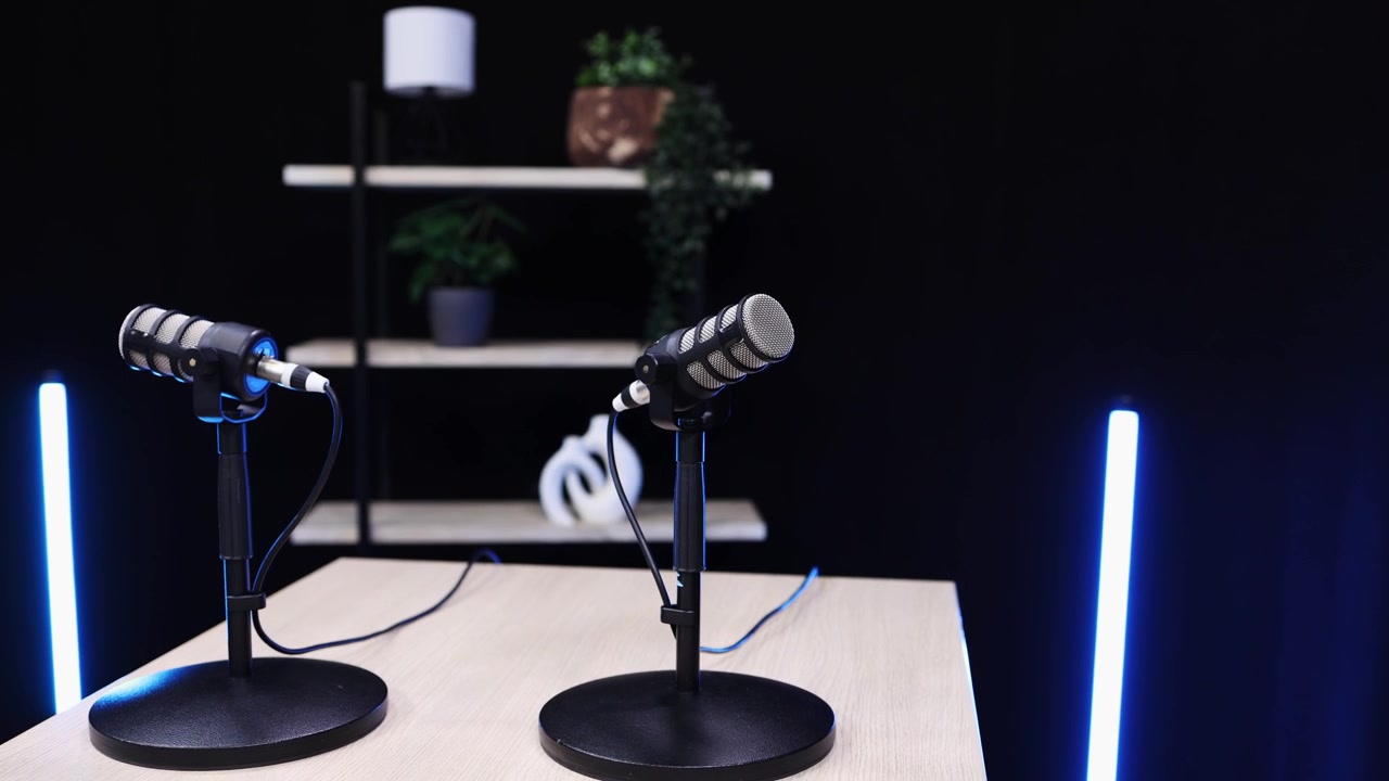 Due microfoni su una scrivania in un moderno studio podcast