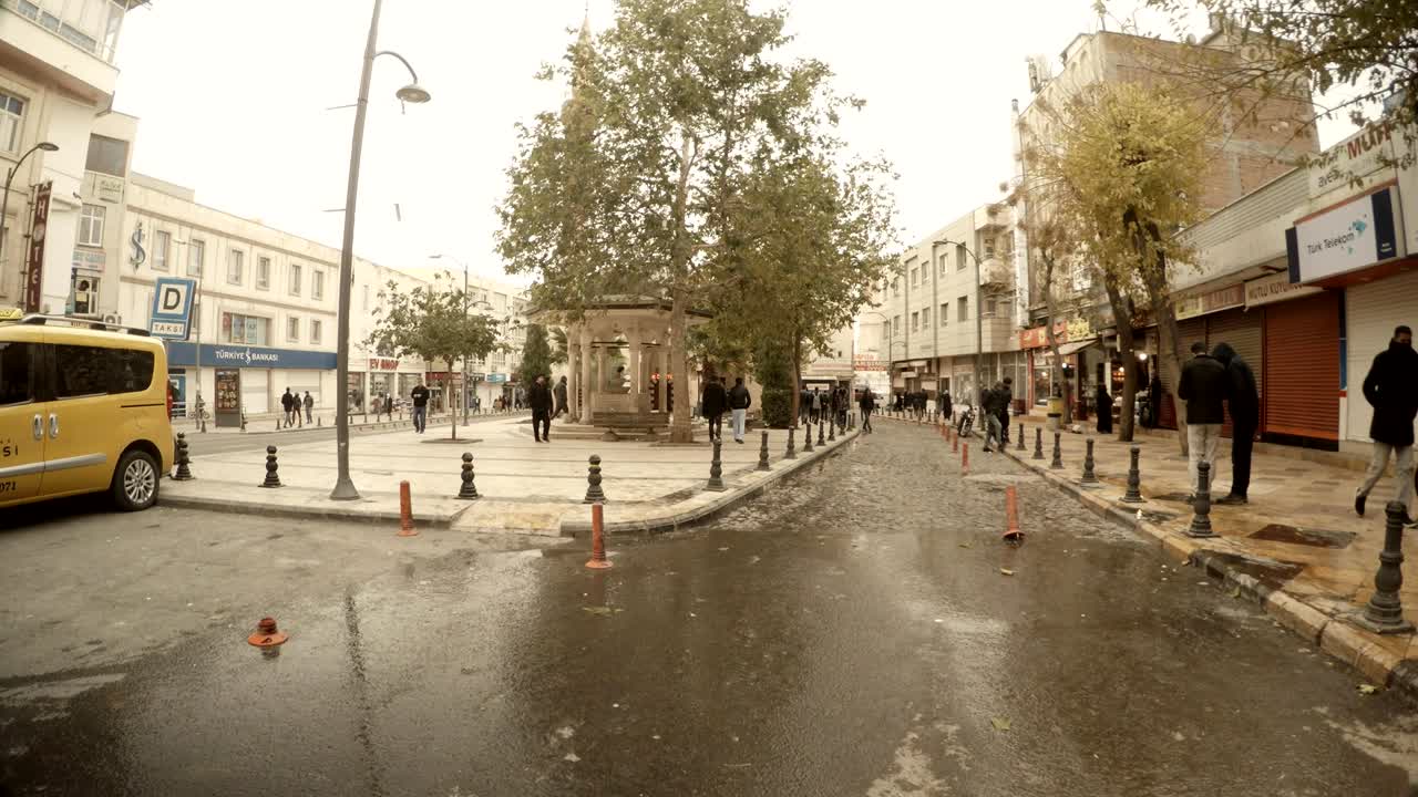 고대 도시 산리우르파의 현대 거리 구름이 가득한 겨울의 날