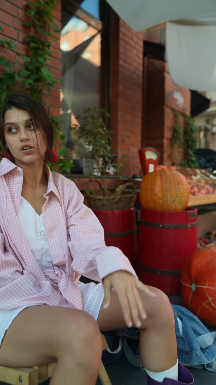 밖에서 앉아 있는 젊은 여자