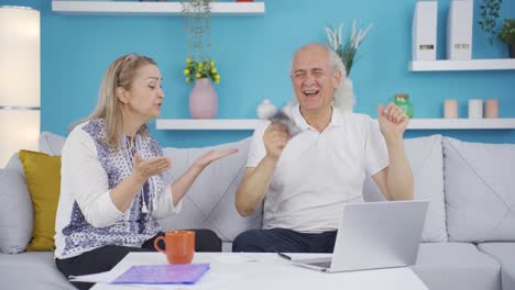 la pareja que cuenta el dinero en casa se alegra. pareja de altos ingresos.