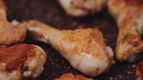 volteando un trozo de muslo de pollo que se fríe en una sartén