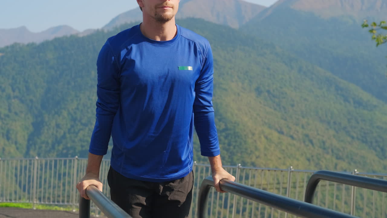 산에서 야외에서 푸시업을 하는 남자