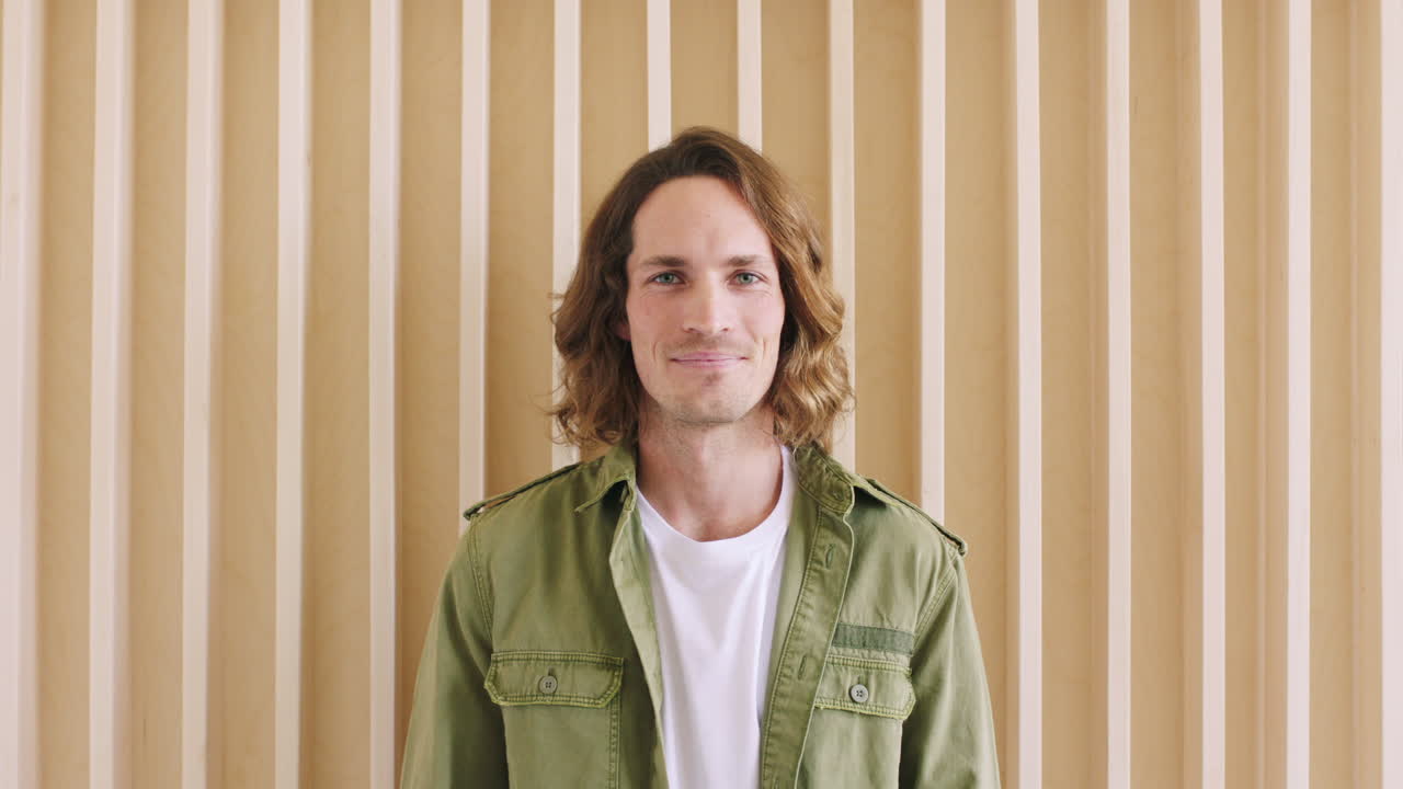 feliz, sonrisa y cara de hombre de negocios en la oficina