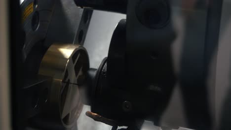 vista de cerca de las máquinas de fabricación de precisión
