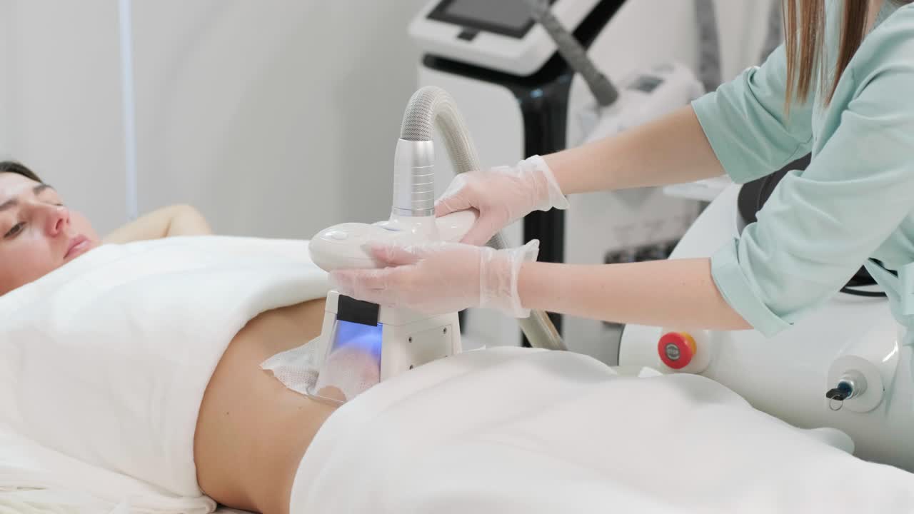 현대 화장품 클리닉에서 스리올리폴리시스 지방 치료 절차