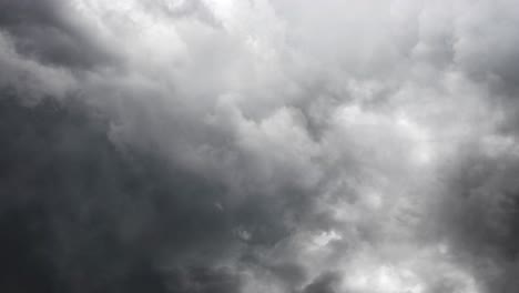 tormentas eléctricas y nubes oscuras en el cielo oscuro