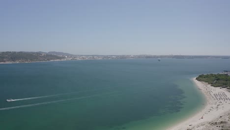 embarcaciones de recreo en el río sado, península de troia - setubal, portugal