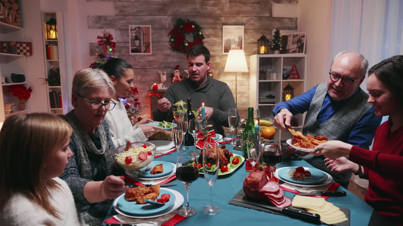 gran familia celebrando la navidad con comida deliciosa