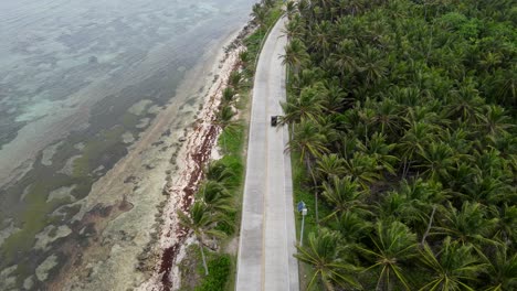 the path of a car on the road, next to the ocean on the island of san andres