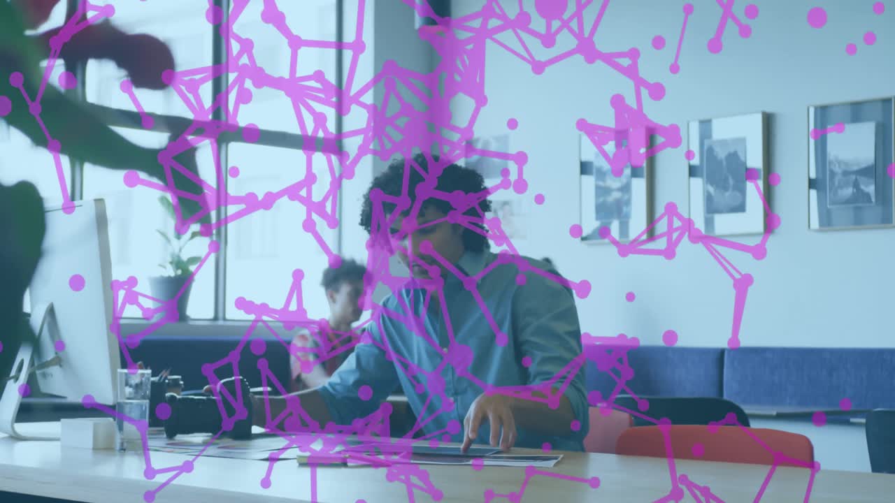 animación de la red de conexiones y procesamiento de datos sobre personas de negocios en la oficina.