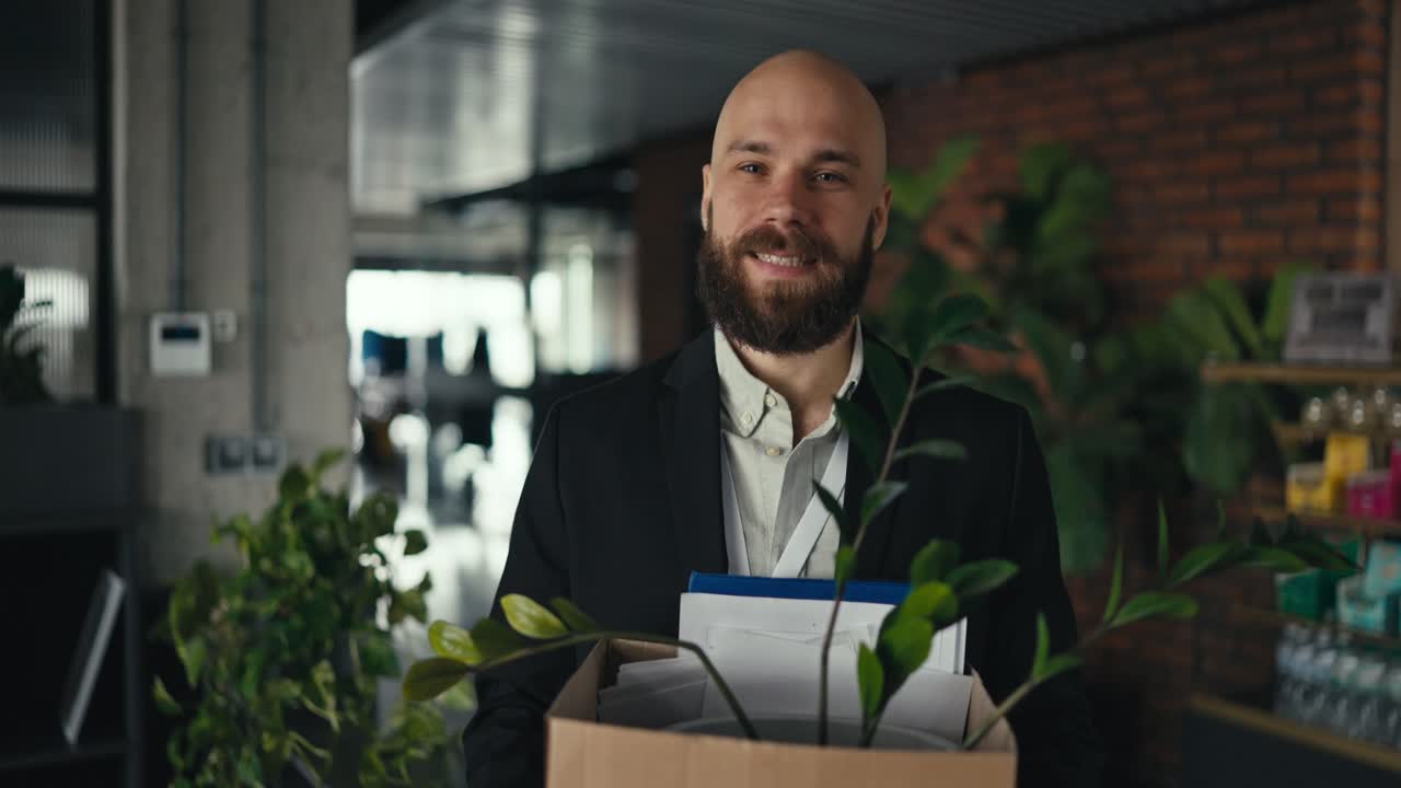 hombre dejando el trabajo con una caja de pertenencias