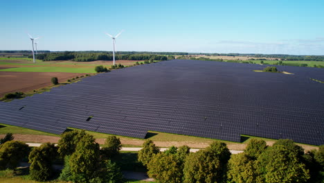 aussicht auf den solarpark und die windkraftanlage in einem ländlichen bauernhof im sommer