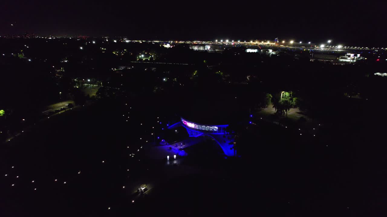 지구본이 꺼진 갈릴레오 갈릴레이 천문관의 조감도 돌리, 구조의 전면이 조명될 때 경로가 구분됩니다.