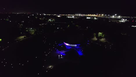 vista aérea del carro del planetario galileo galilei con las luces del globo apagadas, los caminos están demarcados cuando el frente de la estructura está iluminado