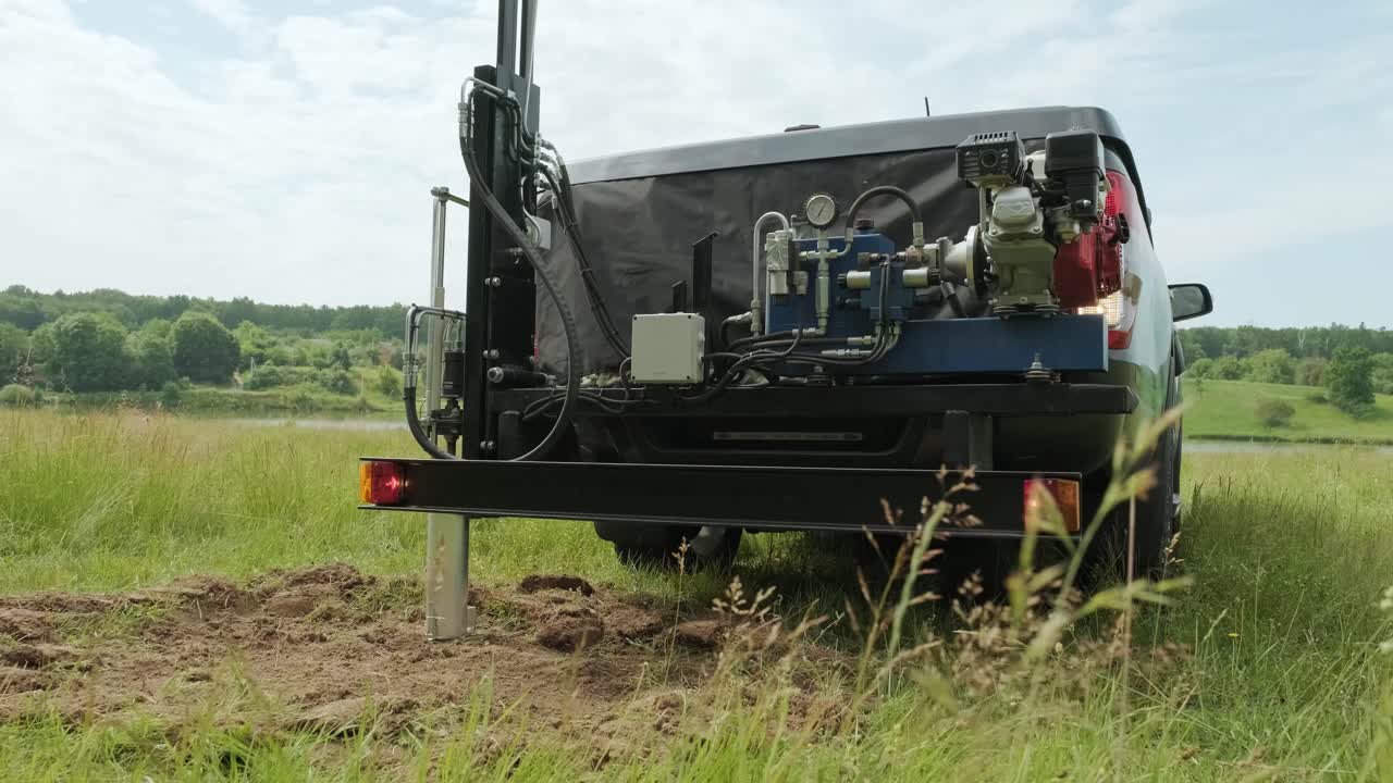 토양 플링: 특수 장비를 장착한 차량이 토양 표본을 분석하기 위해 수집합니다. 토양 표준: 강수량이 많은 목초지. 토양 검사.