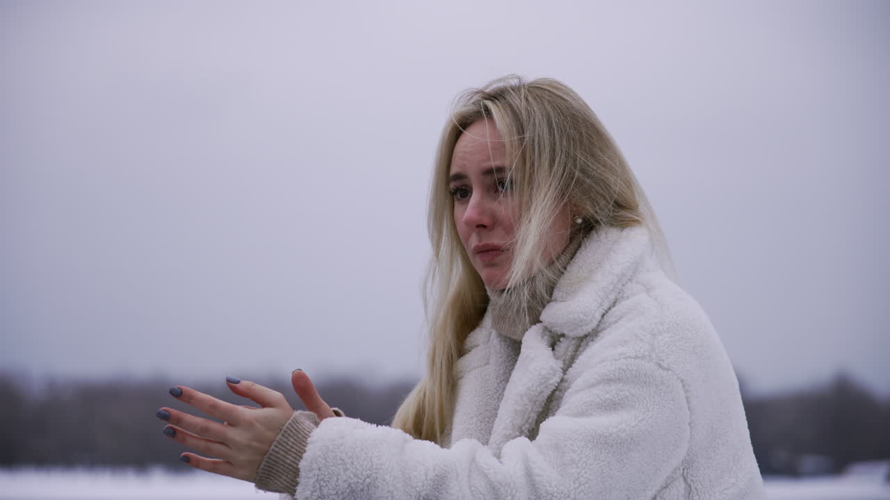 беспокойная женщина, стоящая на открытом воздухе