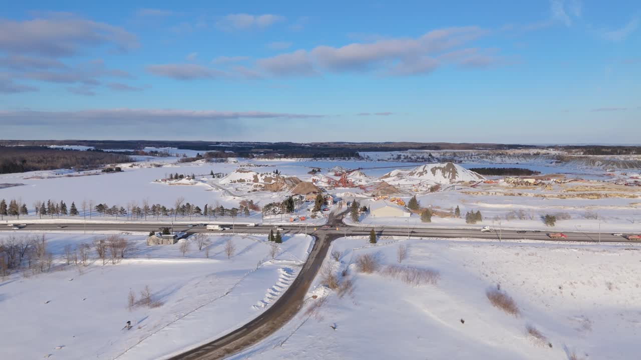Grindwinningslocatie naast Highway 10 in Caledon Village, vastgelegd vanuit de lucht.