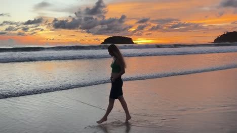 paseo por la playa al atardecer