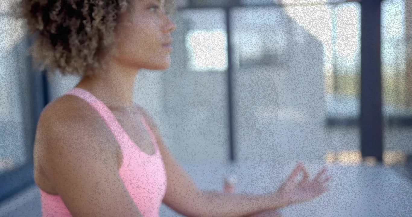 Donna che pratica meditazione salutare su un balcone, la telecamera si allontana rivelando un orologio per la concentrazione sul respiro.
