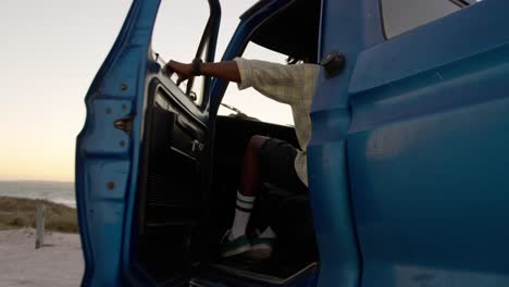 hombre entrando en una camioneta en la playa 4k