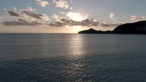 Llevando-Una-Vista-De-La-Playa-Y-La-Puesta-De-Sol