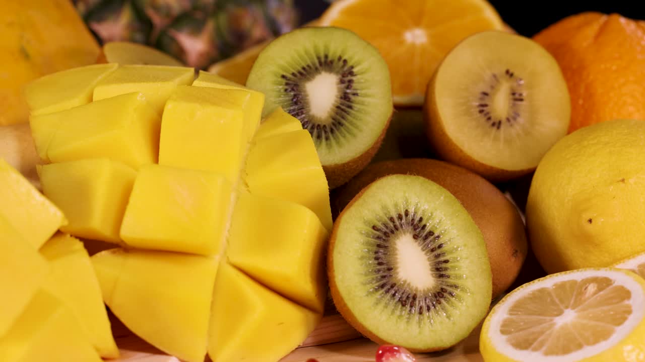 una variedad vibrante de frutas en rodajas y enteras