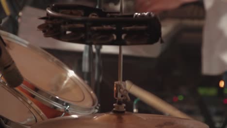 el baterista toca la batería en la banda en un concierto