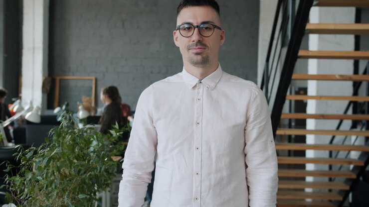 Uomo in un ambiente d'ufficio moderno