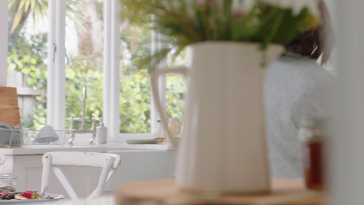 행복한 아시아 가족이 부 ⁇ 에서 춤을 추고 아이들이 즐겁게 춤을 추고 엄마와 아빠와 함께 집에서 흥미진진한 주말을 즐기고 4k 영상