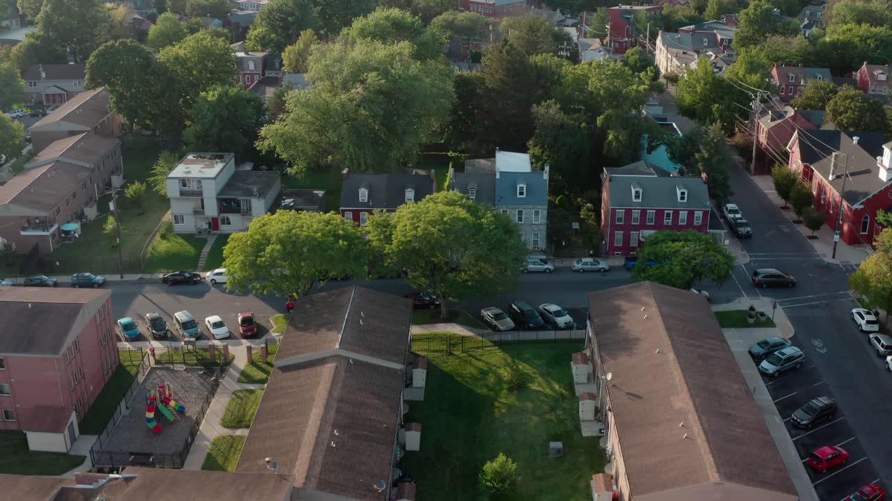 Ripresa aerea ascendente di una città americana, Lancaster, Pennsylvania, USA