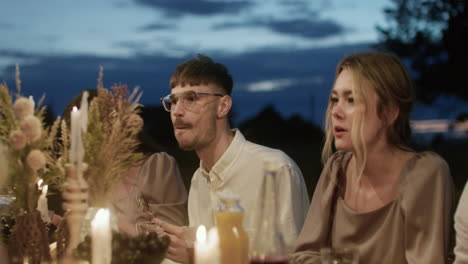 personas en una fiesta de bodas