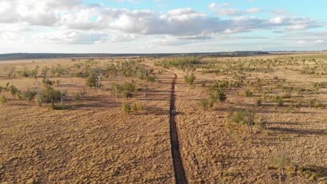 Landcruiser-Está-Conduciendo-A-Través-Del-Interior-De-Australia-Disparado-Con-Un-Dron