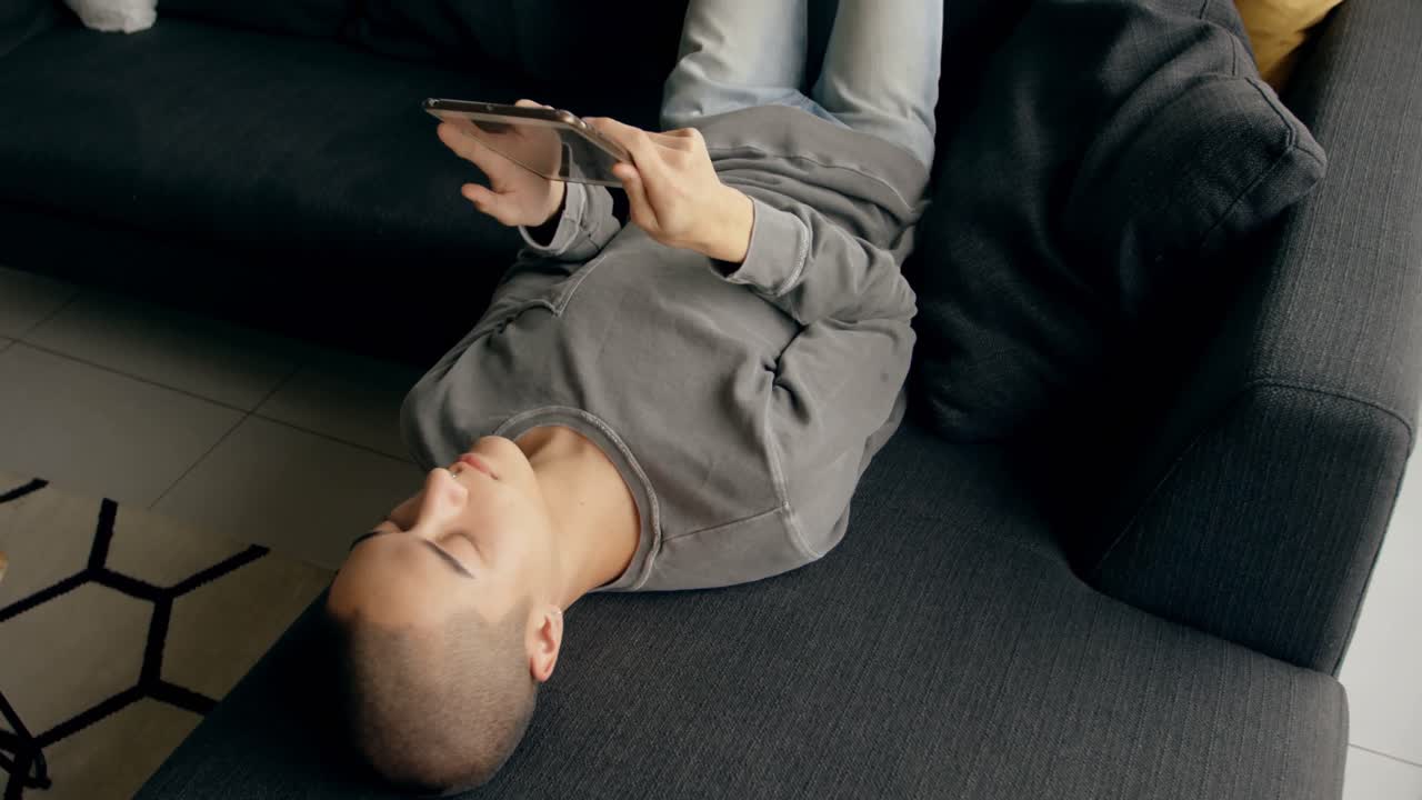 집에서 디지털 태블릿을 사용하는 남자 4k