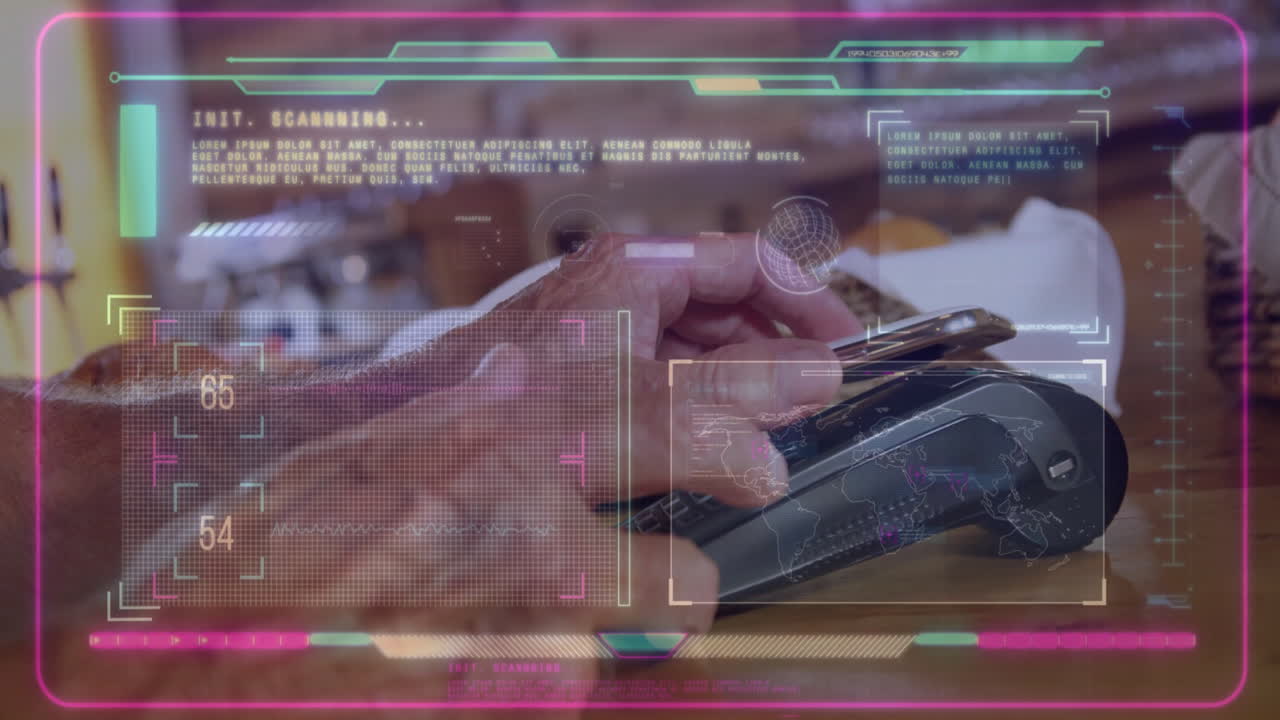 animación del procesamiento de datos sobre un hombre caucásico pagando con un teléfono inteligente