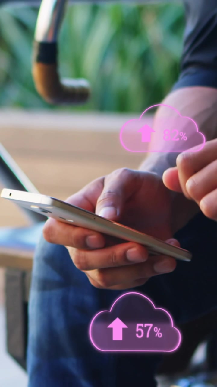 Animazione di nuvole digitali con percentuale in aumento su un uomo che usa lo smartphone