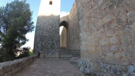 Castillo-De-Jaen,-España-Castillo-De-Jaen-Volando-Y-Tomas-Terrestres-Desde-Este-Castillo-Medieval-En-La-Tarde-De-Verano,-Tambien-Muestra-La-Ciudad-De-Jaen-Hecha-Con-Un-Drone-Y-Una-Camara-De-Accion-A-4k-24fps-Usando-Filtros-Nd-52