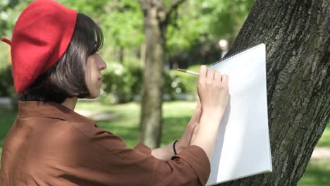 pintura de una chica en un árbol