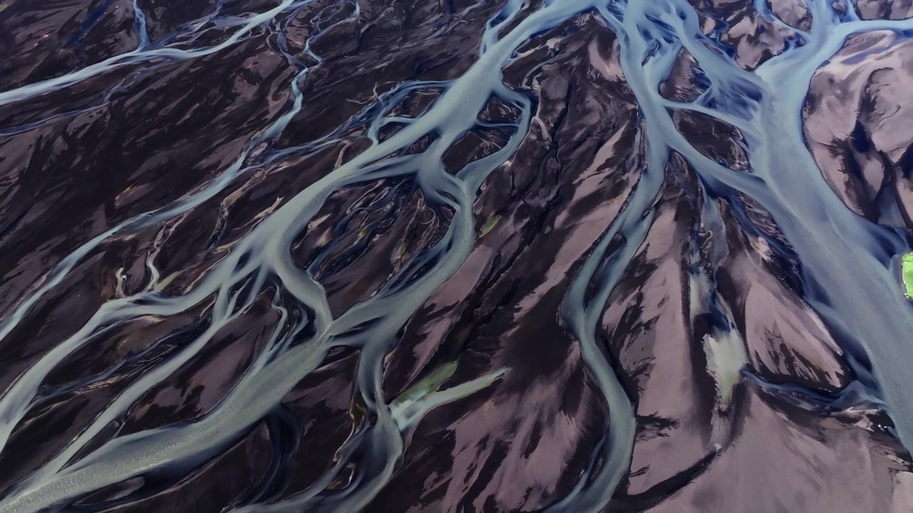 Ramificazioni di un sistema fluviale intrecciato da acqua di disgelo glaciale, Islanda. Ripresa astratta con drone.