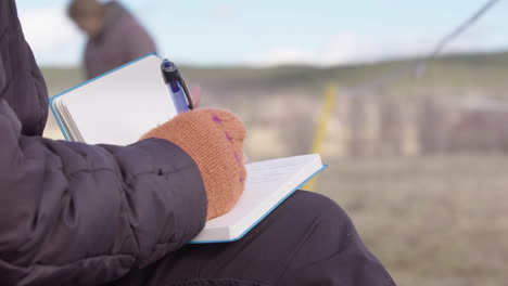 Frau-Schreibt-Tagebuch,-Um-Gefühle-Während-Eines-Von-Pferden-Geleiteten-Workshops-Zu-Verarbeiten