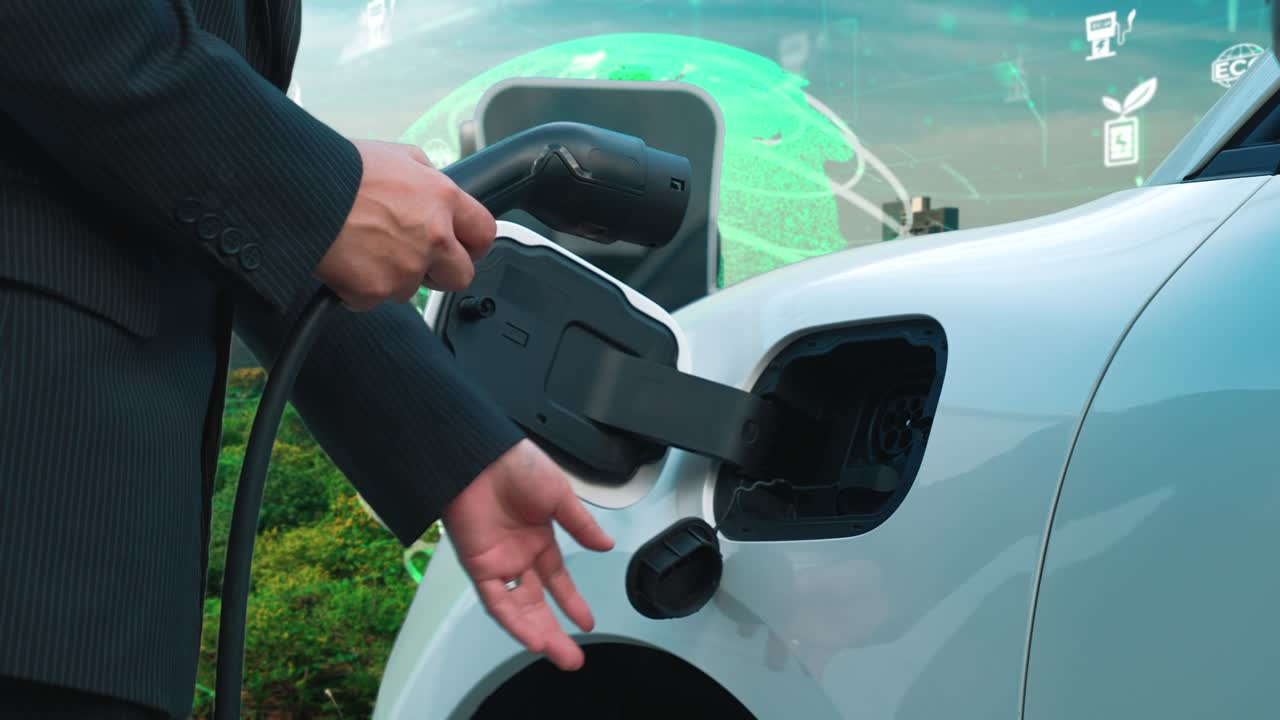 İlerici bir iş insanı, ekolojik sembollerle dolu bir ESG şehrinde elektrikli aracını şarj ediyor.