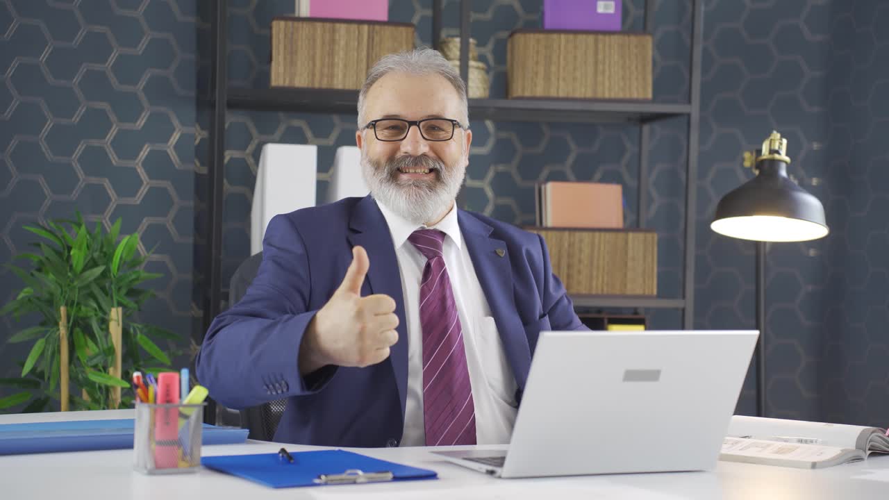 hombre de negocios sonriendo a la cámara.