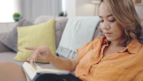 mujer, fe, biblia y lectura en la sala de estar